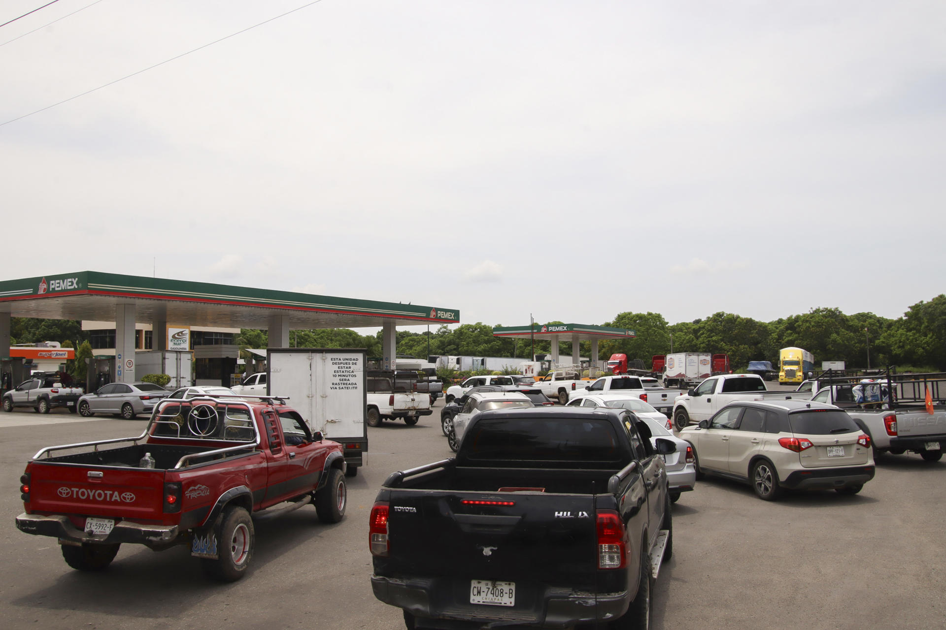 Vehículos hacen fila en una estación de servicios este lunes, en Tapachula (México). EFE/ Juan Manuel Blanco