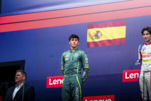 El primer piloto de la Academia de Aston Martín, el español Mari Boya (c), se consolida en la segunda plaza del Campeonato FIA Fórmula 3 tras subir al podio en el Gran Premio de Hungría, penúltima prueba del calendario antes de la cita en el circuito italiano de Monza, que se celebrará del 5 al 7 de septiembre. EFE/Mari Boya -SOLO USO EDITORIAL/SOLO DISPONIBLE PARA ILUSTRAR LA NOTICIA QUE ACOMPAÑA (CRÉDITO OBLIGATORIO)-
