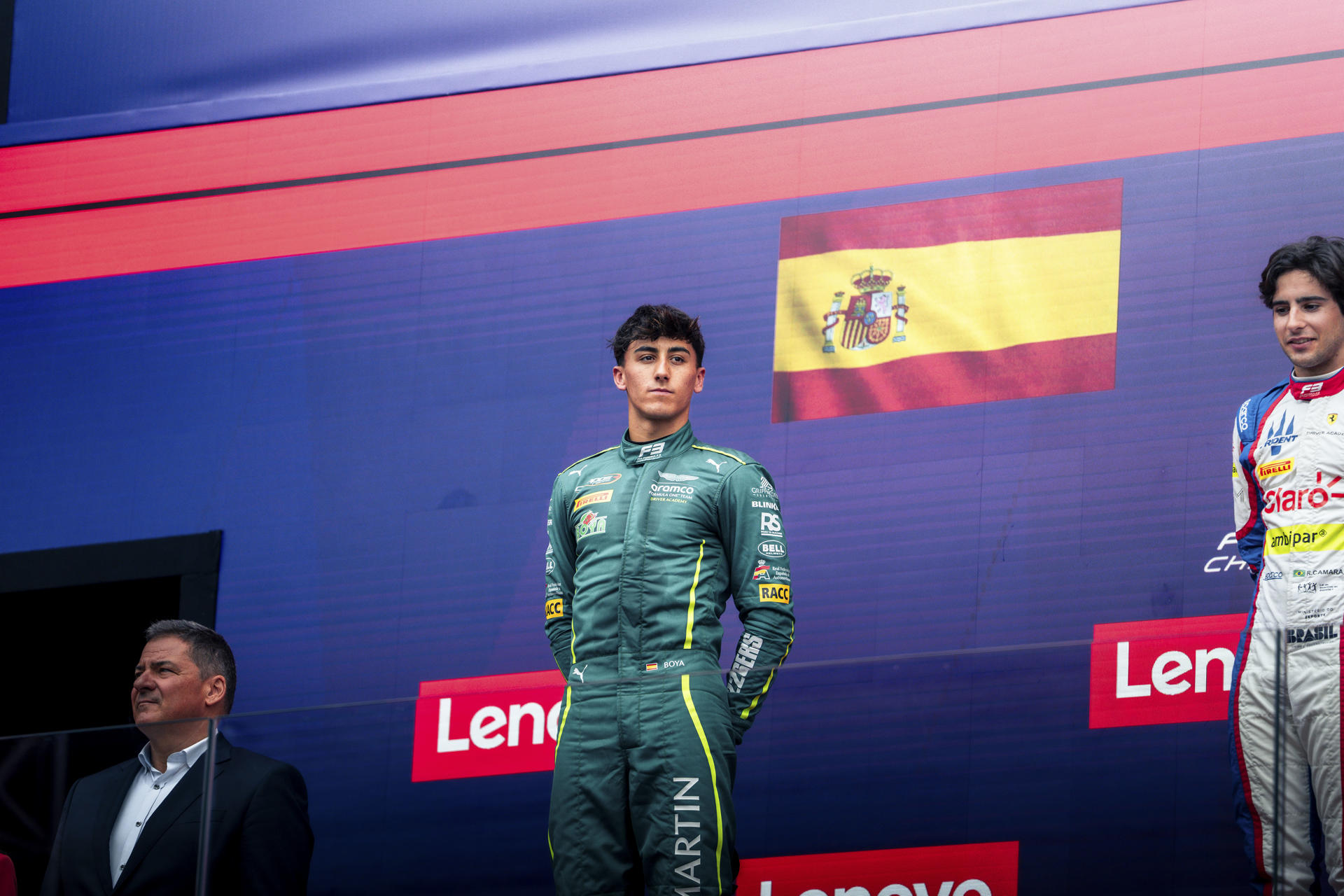 El primer piloto de la Academia de Aston Martín, el español Mari Boya (c), se consolida en la segunda plaza del Campeonato FIA Fórmula 3 tras subir al podio en el Gran Premio de Hungría, penúltima prueba del calendario antes de la cita en el circuito italiano de Monza, que se celebrará del 5 al 7 de septiembre. EFE/Mari Boya -SOLO USO EDITORIAL/SOLO DISPONIBLE PARA ILUSTRAR LA NOTICIA QUE ACOMPAÑA (CRÉDITO OBLIGATORIO)-