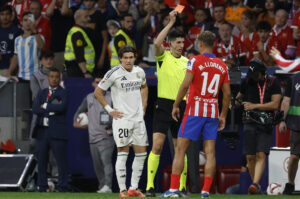Fotografía de JJ Guillén, en la que puede verse en una imagen de archivo del 29 de septiembre de 2024 al árbitro Matías Busquets (c), amonestando a un futbolista del Atlético de Madrid. EFE