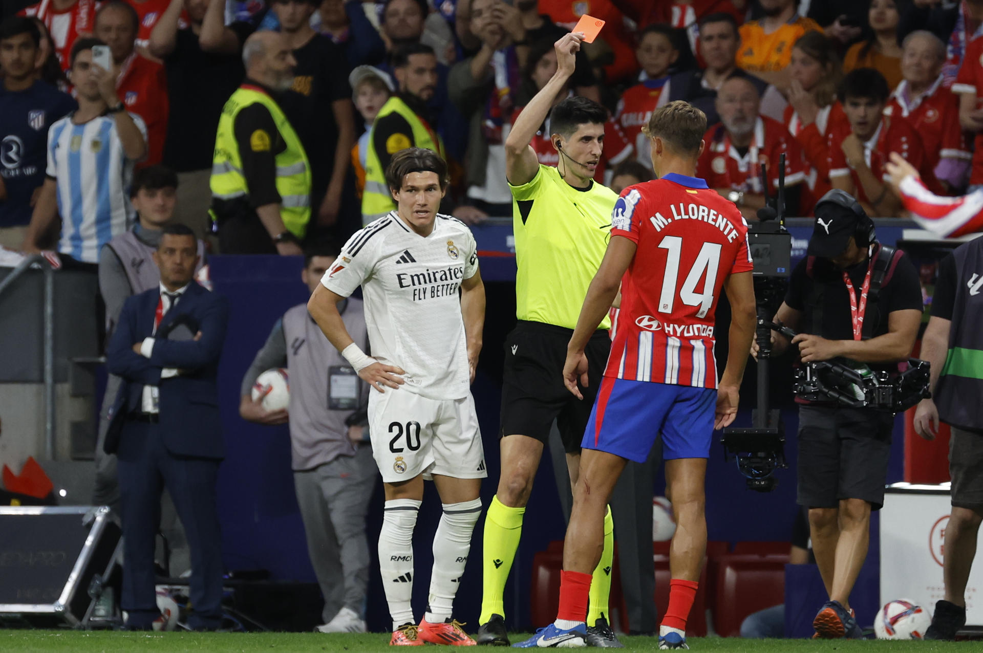 Fotografía de JJ Guillén, en la que puede verse en una imagen de archivo del 29 de septiembre de 2024 al árbitro Matías Busquets (c), amonestando a un futbolista del Atlético de Madrid. EFE