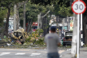 Fotografía que muestra la zona del atentado tras una explosión en inmediaciones de la Escuela Militar de Aviación Marco Fidel Suárez este jueves, en Cali (Colombia). EFE/ Ernesto Guzmán