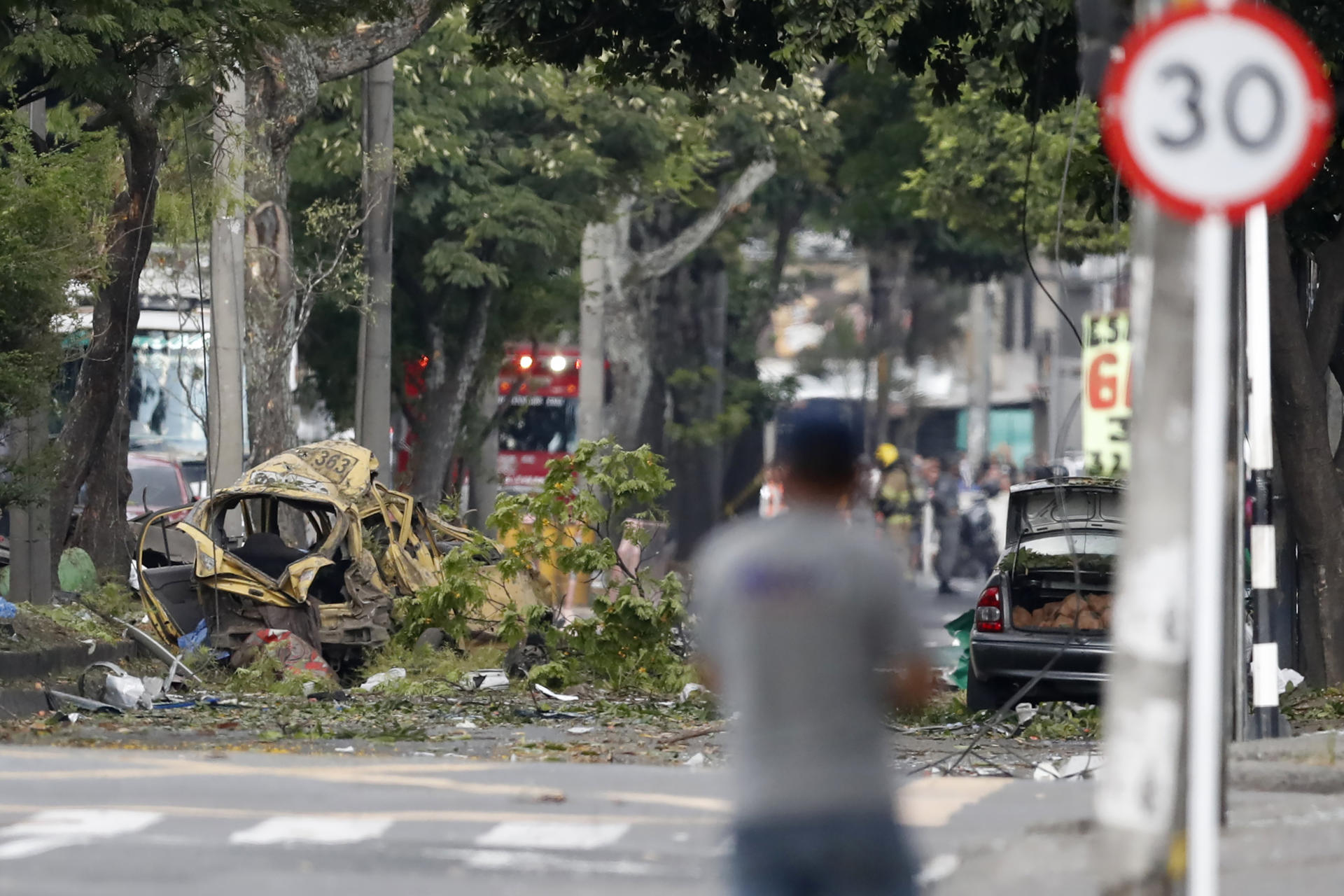 Fotografía que muestra la zona del atentado tras una explosión en inmediaciones de la Escuela Militar de Aviación Marco Fidel Suárez este jueves, en Cali (Colombia). EFE/ Ernesto Guzmán
