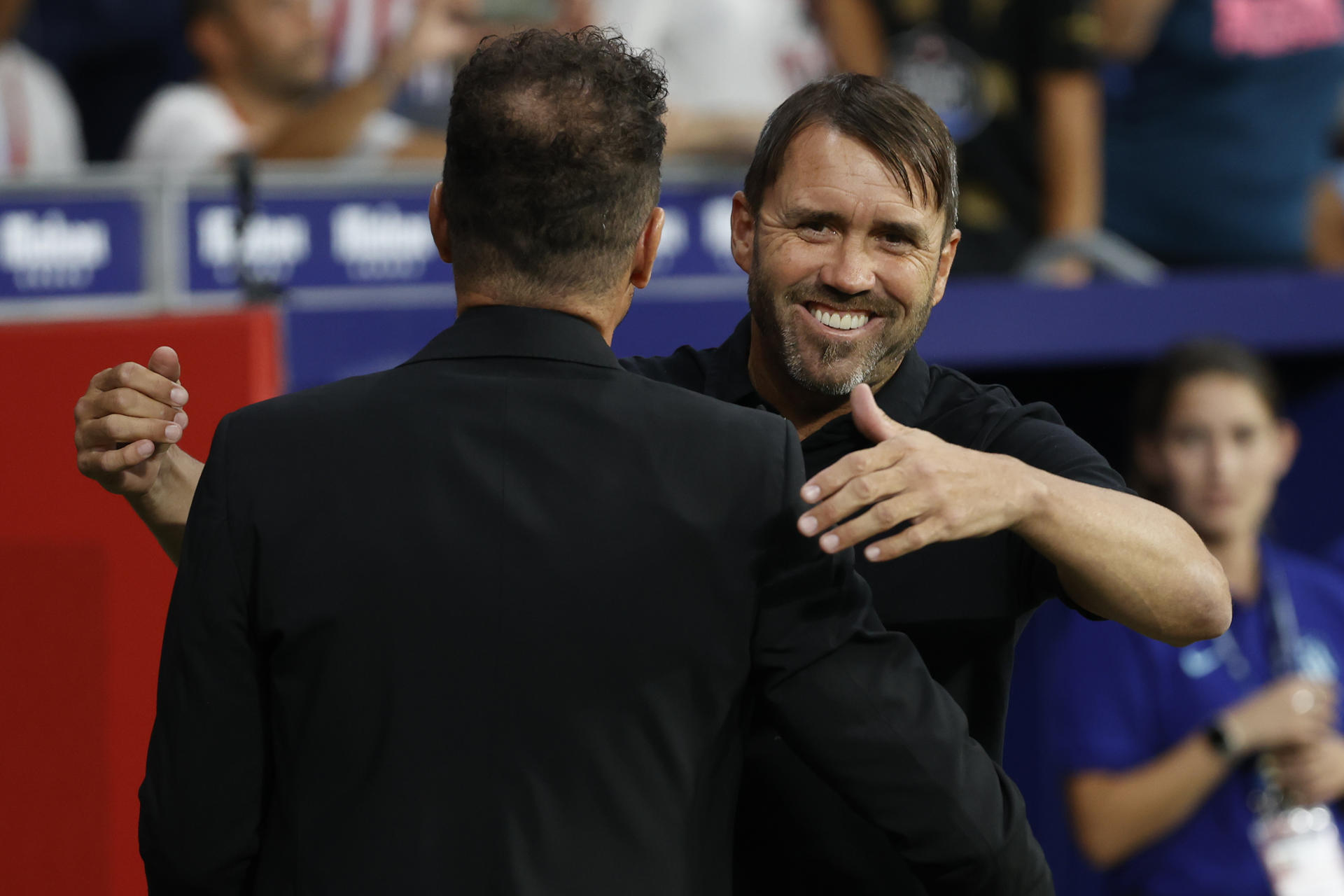 El entrenador del Celta de Vigo Eduardo Coudet (d) saluda a Diego Simeone, entrenador del Atlético de Madrid, en foto de archivo de Juanjo Martín
