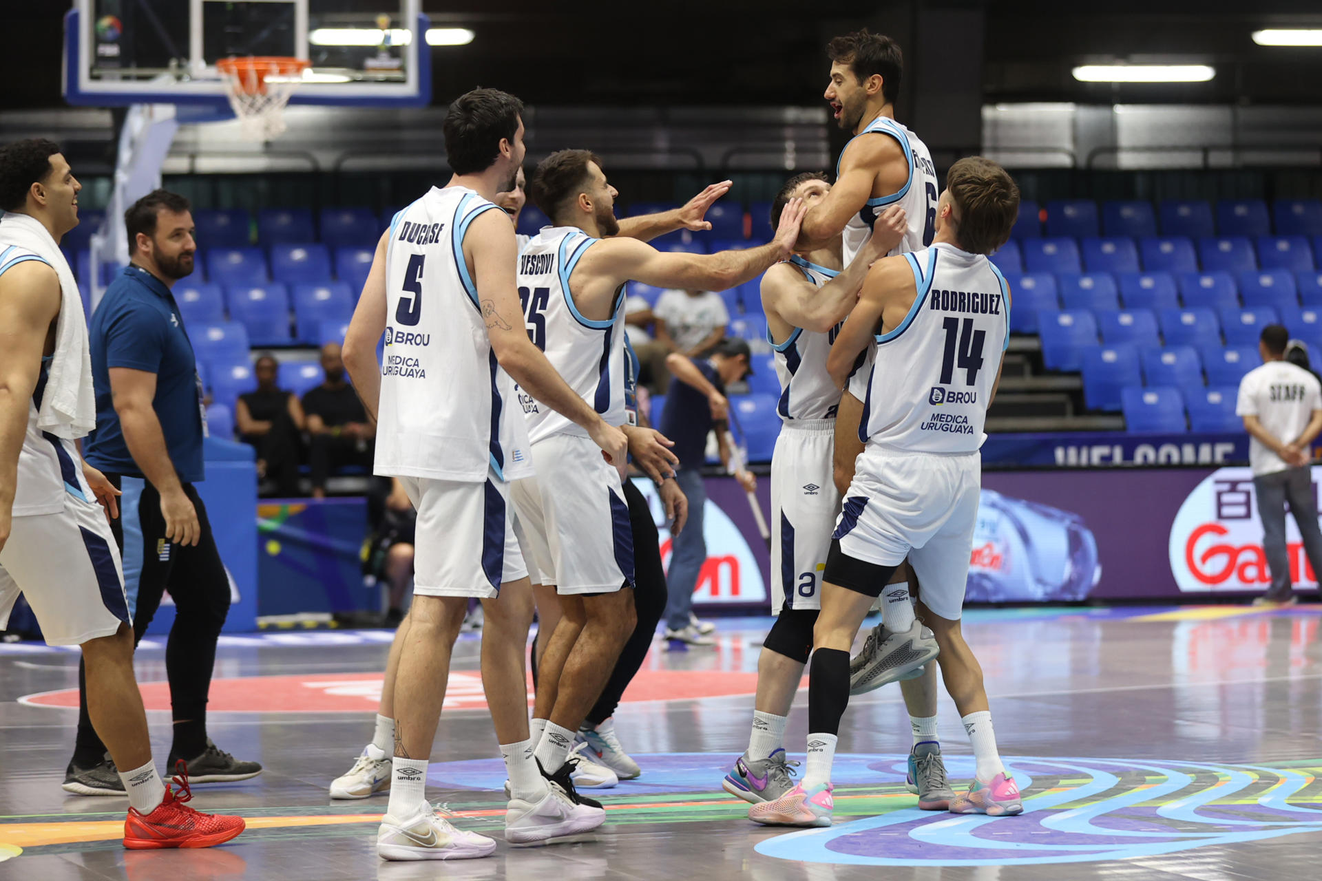 Los jugadores de Uruguay celebran este martes el triunfo sobre Bahamas y la clasificación para los cuartos de final de la FIBA ​​AmeriCup, que se disputa en Nicaragua. EFE/ STR