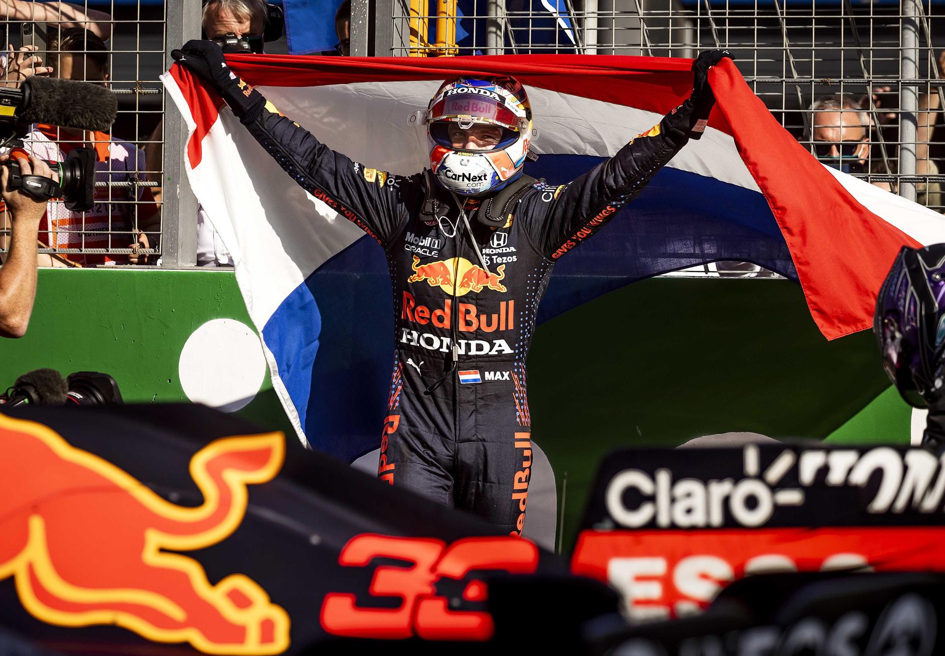 El neerlandés Max Verstappen (Red Bull Racing), cuádruple campeón mundial de Fórmula Uno, en una imagen de archivo, celebrando la primera de sus tres victorias en el Gran Premio de Países Bajos, en Zandvoort. EFE/EPA/REMKO DE WAAL