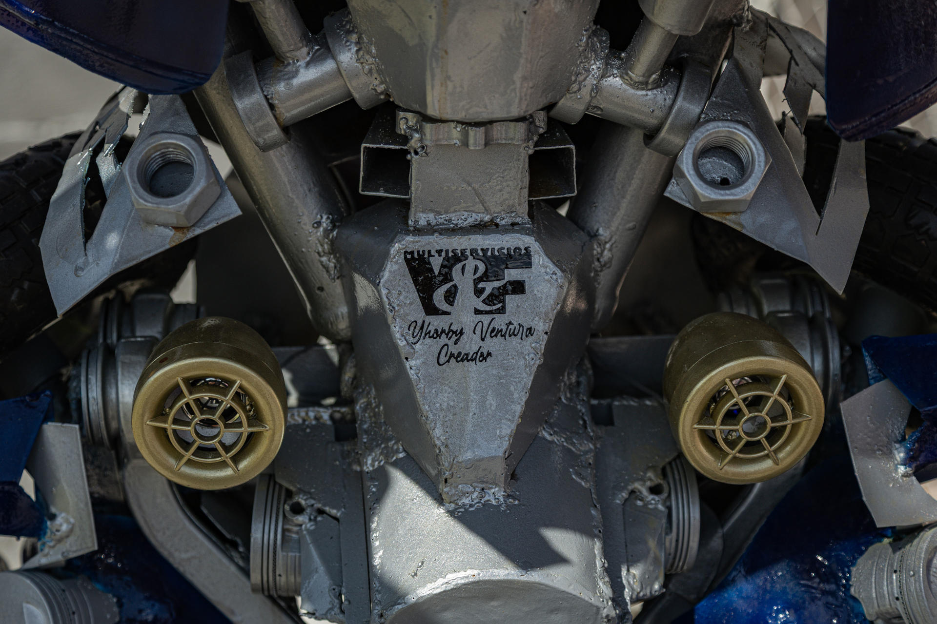 Fotografía del 23 de agosto del 2025 de un detalle en la escultura del personaje de ficción 'Optimus Prime' en Maracaibo (Venezuela). EFE/ Henry Chirinos