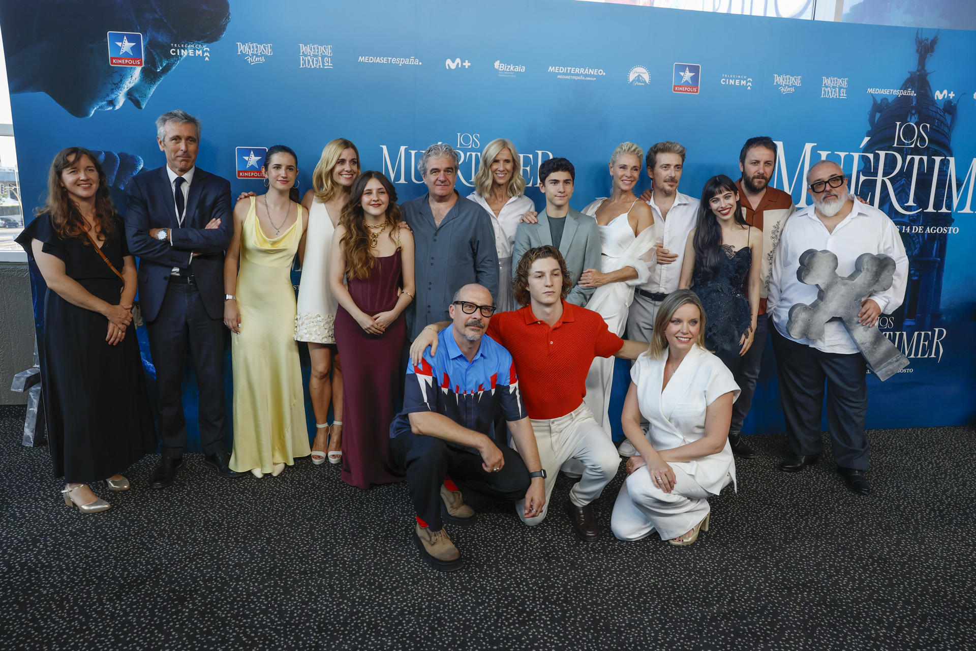 Miembros del reparto y de la producción posando el pasado 16 de julio en el estreno de la película Los Muértimer en Madrid. EFE/ Juanjo Martín