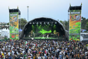Vista general este sábado, de un concierto del festival internacional de música reggae Rototom Sunsplash que se celebra en Benicàssim (Castellón). La trigésima edición del festival internacional de música reggae Rototom Sunsplash comienza en Benicàssim sus ocho días de música, convivencia, ambiente familiar y debate, con una previsión de asistencia de 200.000 personas y un programa con 200 conciertos, actividades formativas y espacios de reflexión -política, medioambiental o sobre Palestina- en su Foro Social. EFE/ Andreu Esteban
