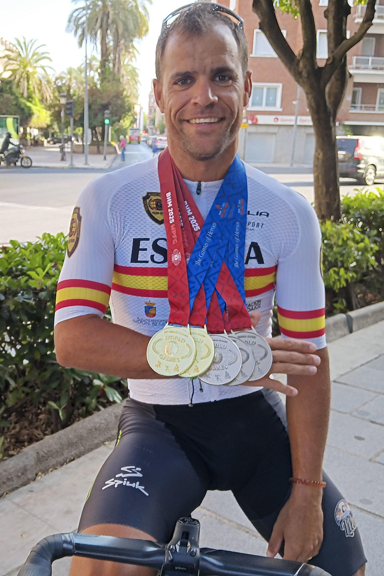 El extremeño Javier Sánchez Cidoncha, policía local en Olivenza, posa para la Agencia EFE con las medallas logradas en los Juegos Mundiales de Policías y Bomberos, celebrados en Birmingham (Estados Unidos). EFE/ José Luis Real