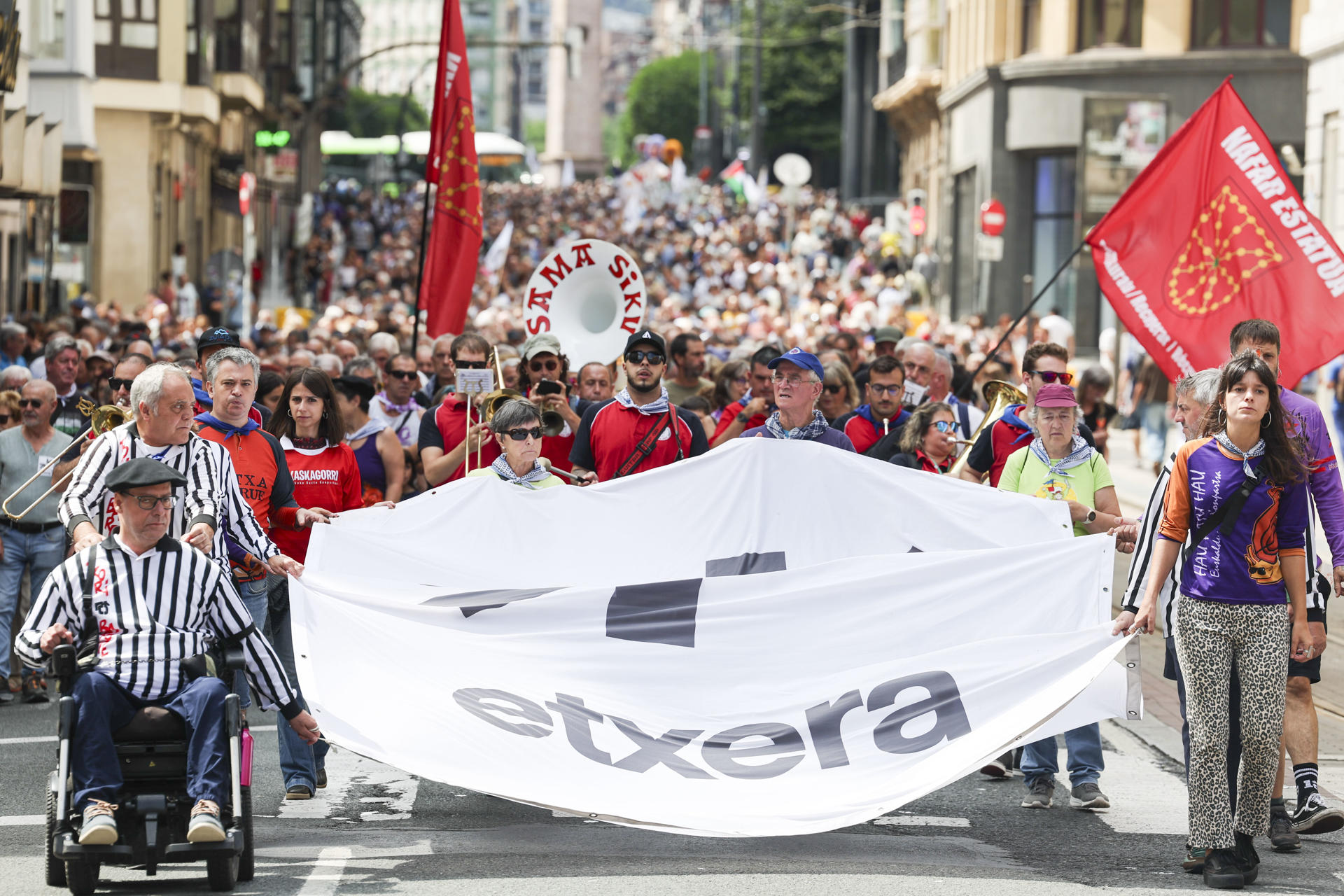Un millar de personas se manifiestan este viernes, Día Grande de las fiestas de Bilbao, en apoyo a los presos de ETA convocados por la asociación Sare y las comparsas de Bilbao. EFE/Luis Tejido