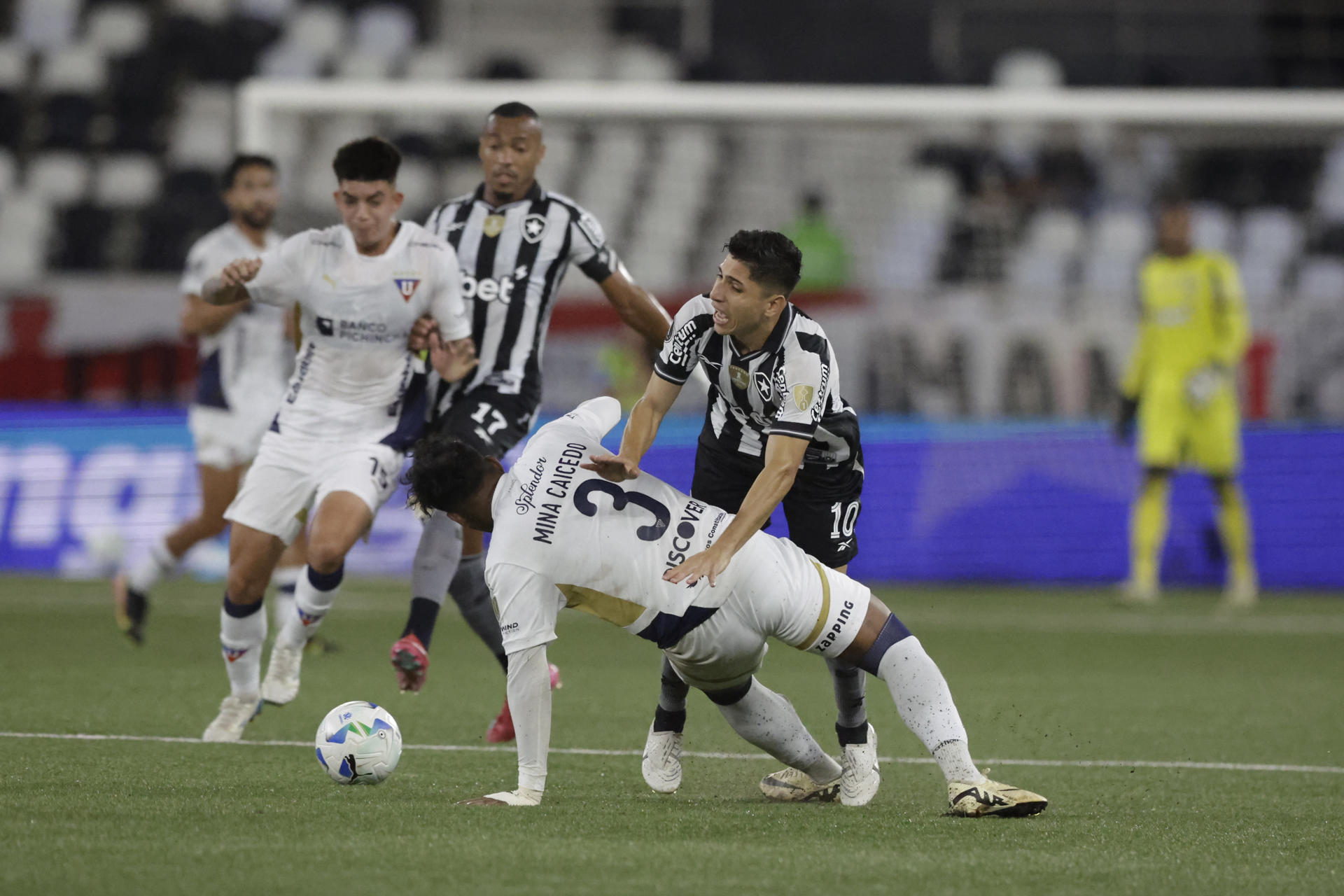 Jefferson Savarino (d) de Botafogo disputa el balón con Richard Mina de LDU Quito durante un partido de octavos de final de la Copa Libertadores . EFE/ Andre Coelho
