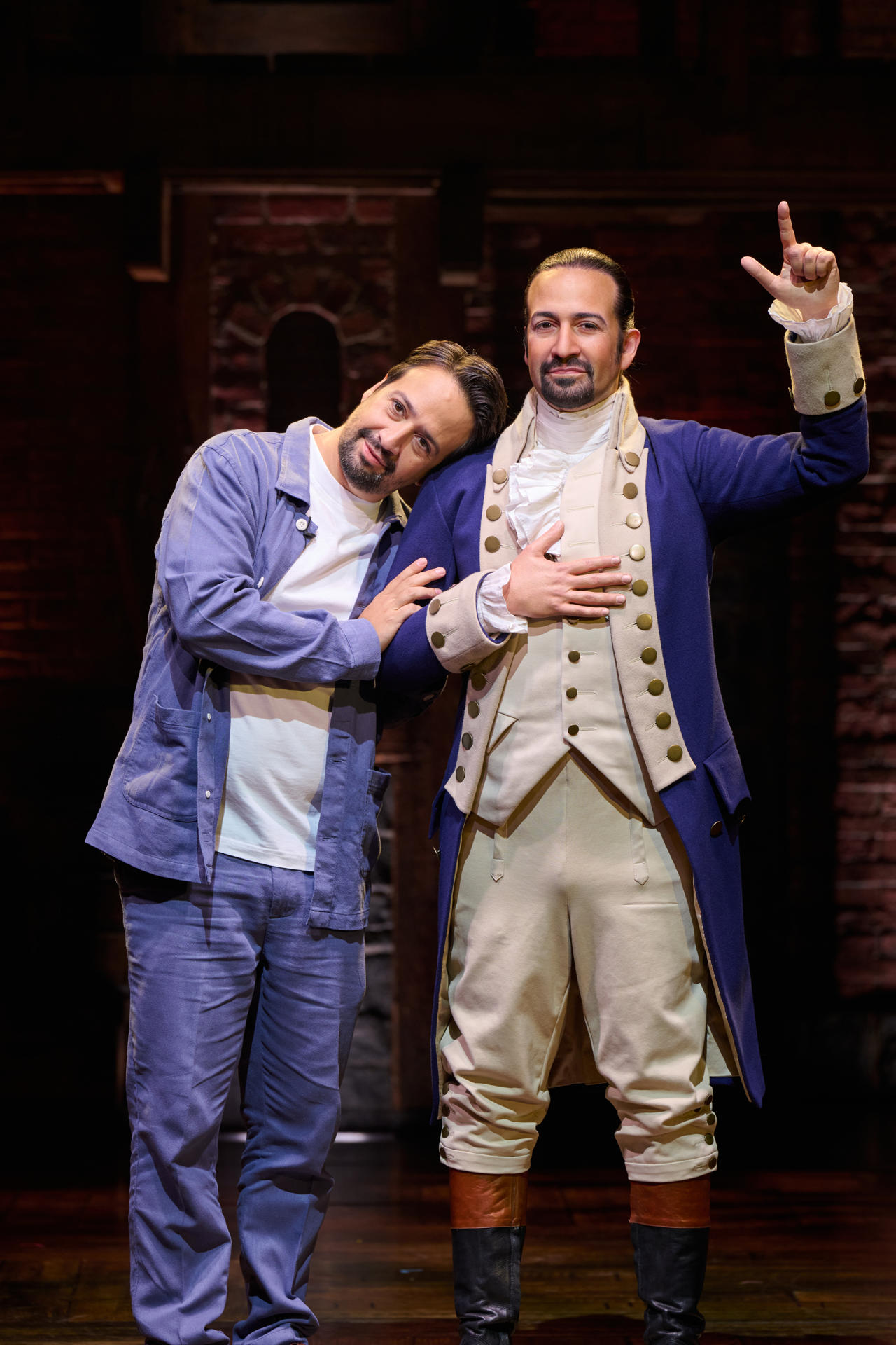Fotografía personal cedida este martes, 5 de agosto, donde aparece el actor y guionista Lin Manuel Miranda (i) junto a su figura de cera (d), en el teatro Richards Rogers, en Nueva York (NY, EE.UU.). EFE/Prensa Lin Manuel Miranda