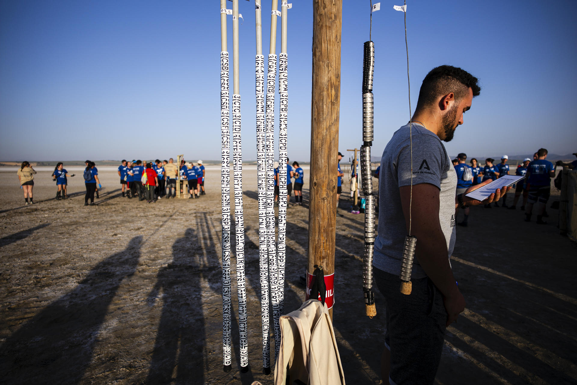 Puesto de anillamiento de flamenco durante la jornada de anillamientos de pollos de flamencos en la reserva natural de la Laguna de Fuente de Piedra, donde han participado 400 voluntarios y han anillado a unos 600 pollos en Fuente de Piedra (Málaga), este sábado.EFE/Jorge Zapata