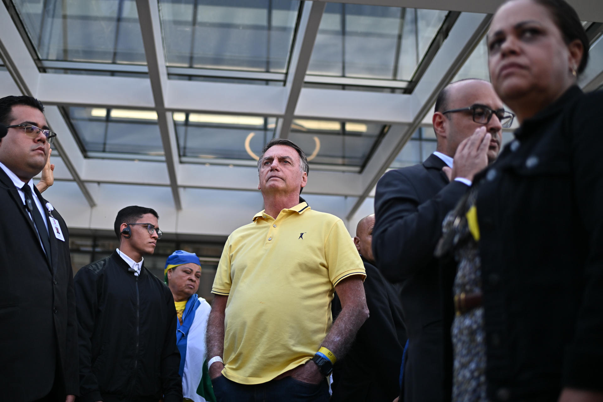 El expresidente de Brasil, Jair Bolsonaro, sale del hospital DF Star este sábado, en Brasilia (Brasil). EFE/ Andre Borges
