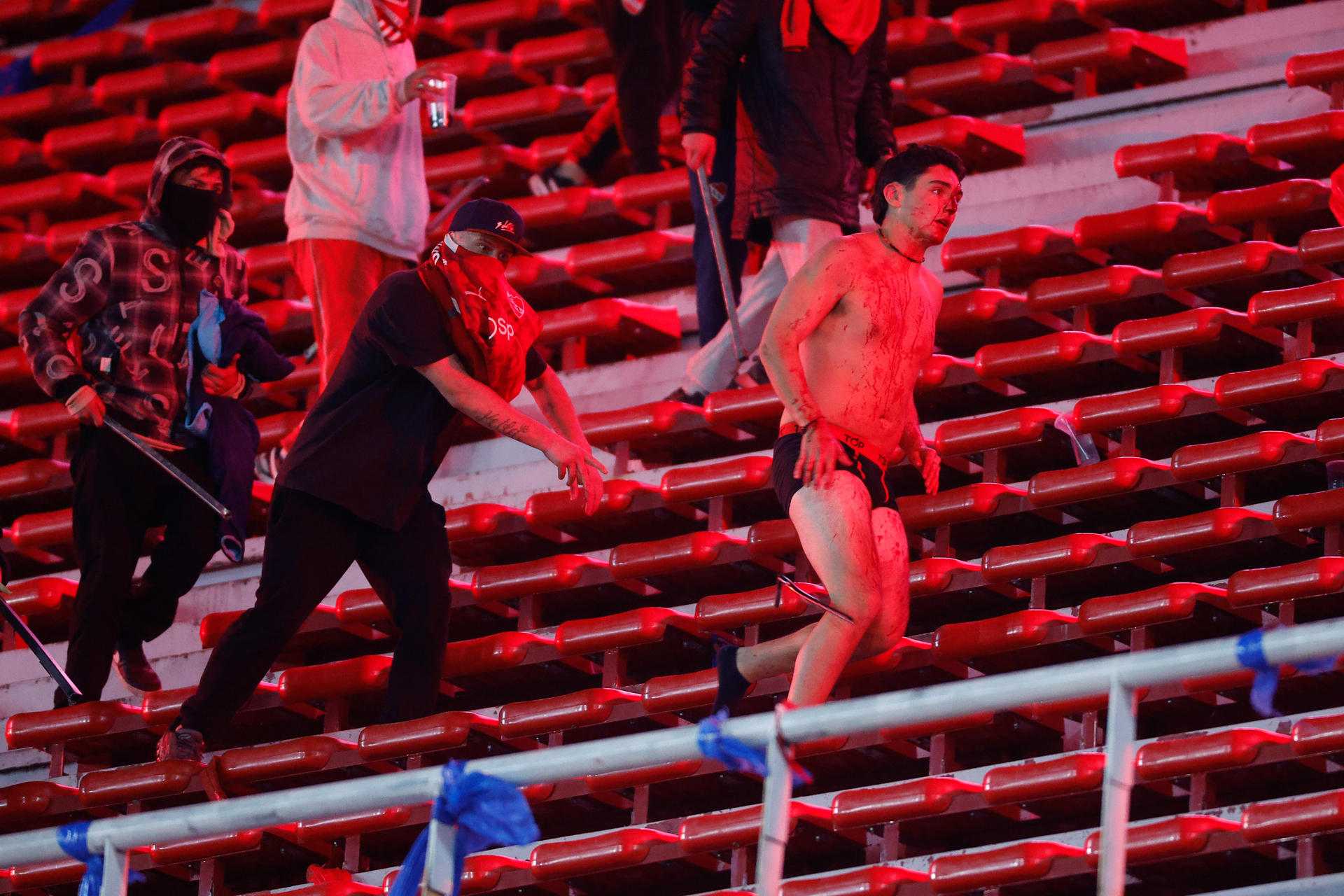 Hinchas se enfrentan este miércoles, en un partido de los octavos de final de la Copa Sudamericana entre Independiente y Universidad de Chile en el estadio Libertadores de América en Avellaneda (Argentina). EFE/ Juan Ignacio Roncoroni