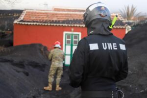 Imagen de archivo de soldados del Ejército y la Unidad Militar de Emergencias (UME) limpiando viviendas sepultadas por las cenizas del volcán de La Palma. EFE/Luis G. Morera