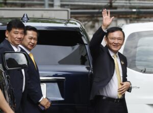 BANGKOK (Thailand), 22/08/2025.- El influyente ex primer ministro de Tailandia Thaksin Shinawatra saluda a las afueras del tribunal de Bangkok que le absolvió hoy de un caso de lesa majestad. (Tailandia) EFE/EPA/NARONG SANGNAK