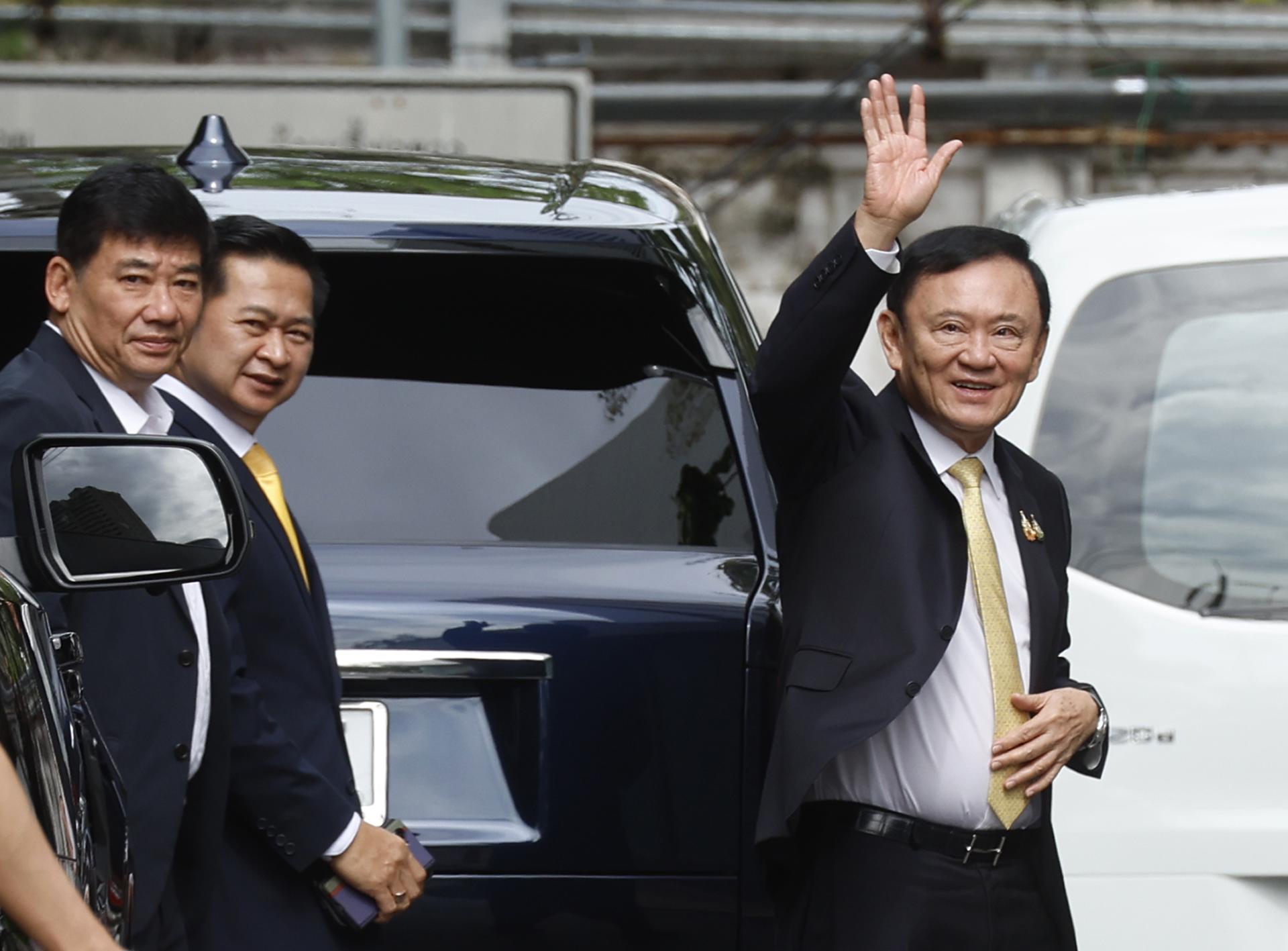 BANGKOK (Thailand), 22/08/2025.- El influyente ex primer ministro de Tailandia Thaksin Shinawatra saluda a las afueras del tribunal de Bangkok que le absolvió hoy de un caso de lesa majestad. (Tailandia) EFE/EPA/NARONG SANGNAK