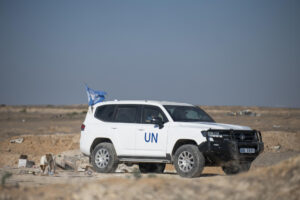 Foto archivo. Vista de un vehículo de Naciones Unidas en las inmediaciones del puesto fronterizo de Kerem Shalom, en Israel. Decenas de camiones con ayuda humanitaria siguen varados en el paso de Rafah, en la frontera entre Egipto y Gaza, a la espera de poder acceder a la Franja, ya que su entrada sigue sujeta a la aprobación israelí en el puesto de Kerem Shalom, donde los convoyes pueden tardar días en ser inspeccionados. EFE/ Magda Gibelli