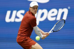 El italiano Jannik Sinner en acción contra el checo Vit Kopriva durante la primera ronda del Abierto de Tenis de Estados Unidos en Flushing Meadows, Nueva York. EFE/EPA/JOHN G. MABANGLO
//////////
FLUSHING MEADOWS (United States), 26/08/2025.- Jannik Sinner of Italy in action against Vit Kopriva of the Czech Republic during the first round of the US Open Tennis Championships at the USTA Billie Jean King National Tennis Center in Flushing Meadows, New York, USA, 26 August 2025. The US Open tournament runs from 24 August through 07 September. (Tenis, República Checa, Italia, Nueva York) EFE/EPA/JOHN G. MABANGLO