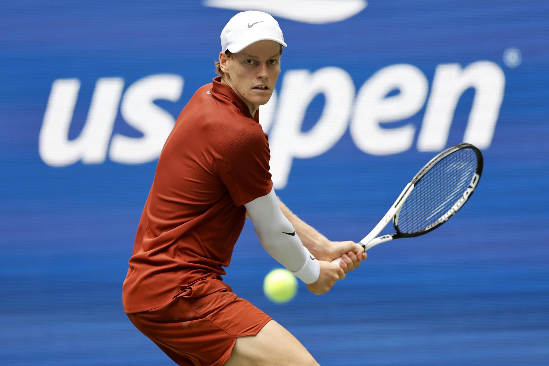 El italiano Jannik Sinner en acción contra el checo Vit Kopriva durante la primera ronda del Abierto de Tenis de Estados Unidos en Flushing Meadows, Nueva York. EFE/EPA/JOHN G. MABANGLO
//////////
FLUSHING MEADOWS (United States), 26/08/2025.- Jannik Sinner of Italy in action against Vit Kopriva of the Czech Republic during the first round of the US Open Tennis Championships at the USTA Billie Jean King National Tennis Center in Flushing Meadows, New York, USA, 26 August 2025. The US Open tournament runs from 24 August through 07 September. (Tenis, República Checa, Italia, Nueva York) EFE/EPA/JOHN G. MABANGLO