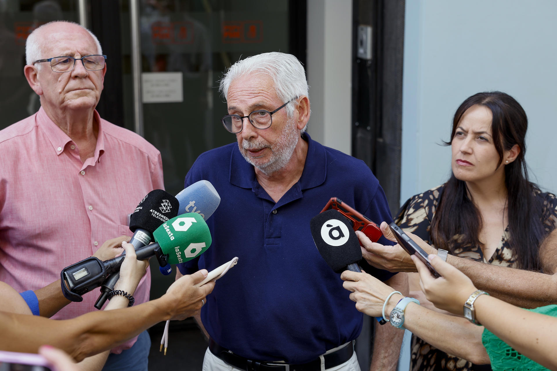 El alcalde de Paiporta, Vicent Ciscar (i), el alcalde de Picanya, Josep Almenar (c), y la alcaldesa de Catarroja, Lorena Silvent (d), tras la reunión que han mantenido la secretaria general del PSPV-PSOE, la ministra Diana Morant, y la nueva comisionada del Gobierno para la reconstrucción tras la dana, Zulima Pérez, con alcaldes y portavoces del PSPV-PSOE de municipios afectados por la dana, este miércoles en València. EFE/ Ana Escobar
