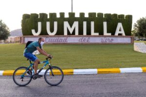 Un ciclista con pasa por una rotonda que da la bienvenida a Jumilla (Murcia), en una imagen de archivo. EFE/ Marcial Guillén
