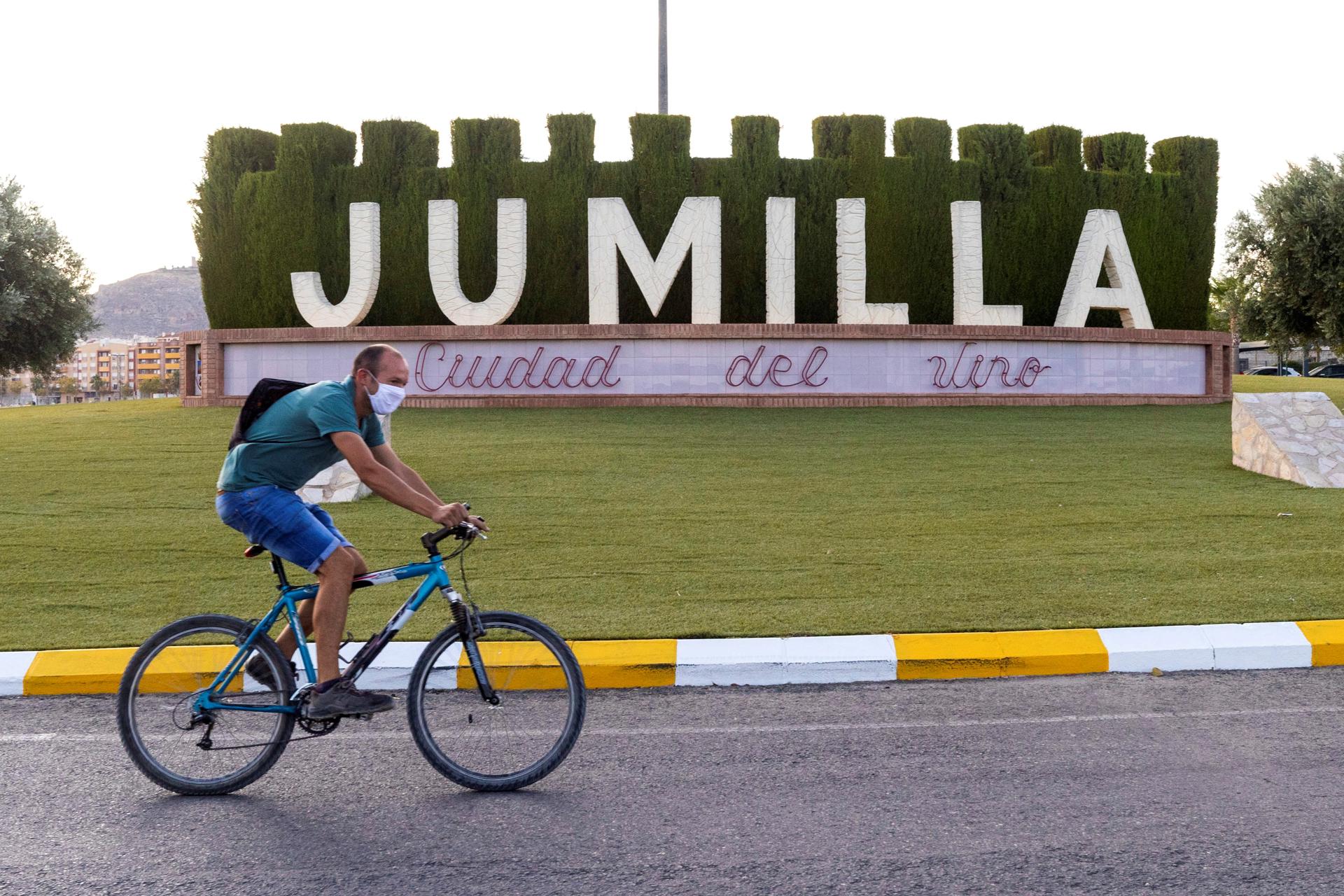 Un ciclista con pasa por una rotonda que da la bienvenida a Jumilla (Murcia), en una imagen de archivo. EFE/ Marcial Guillén