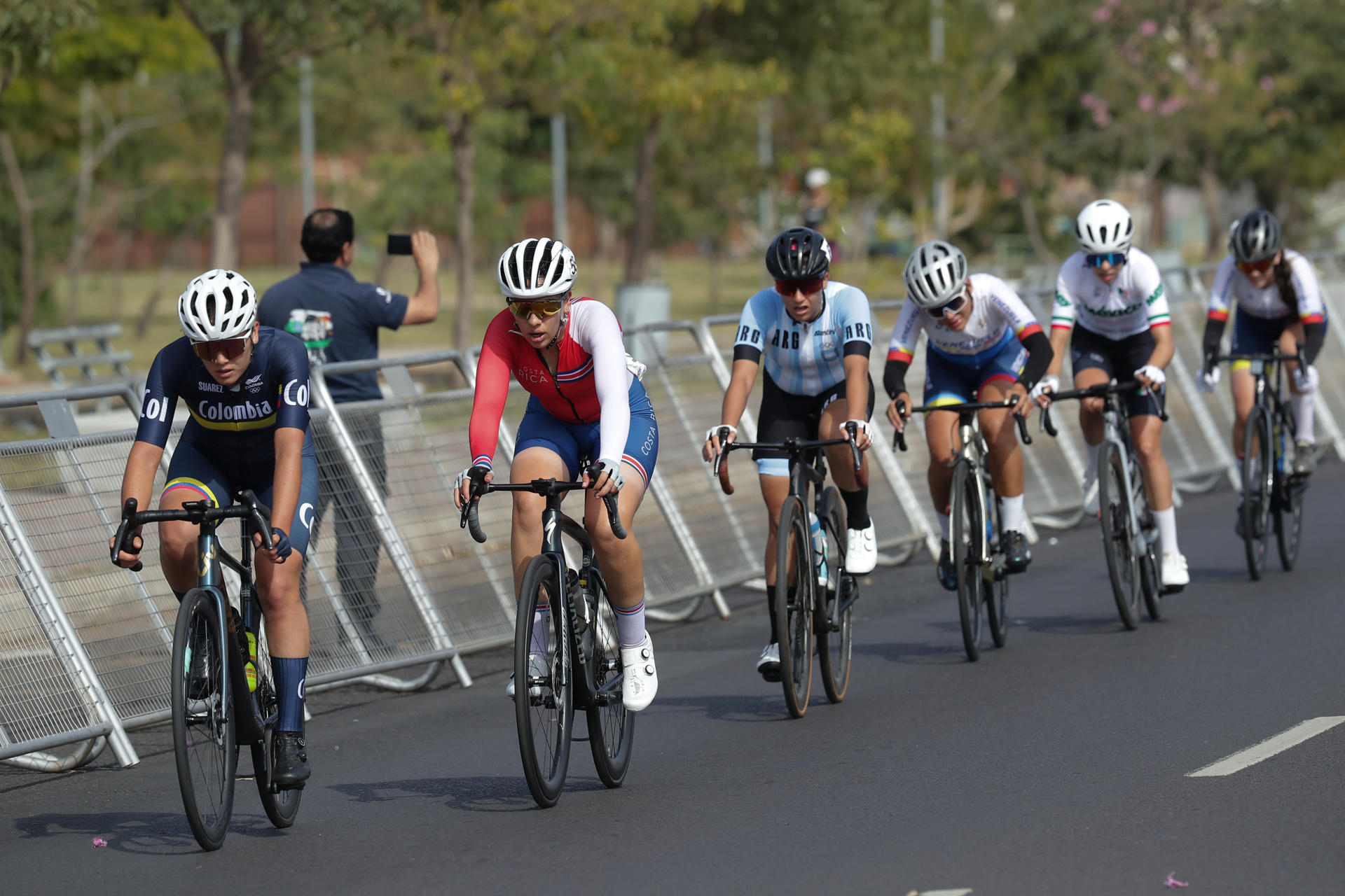 Algunas de las deportistas de la competencia femenina del ciclismo ruta femenino en los Juegos Panamericanos Junior ASU2025. EFE/Juan Pablo Pino