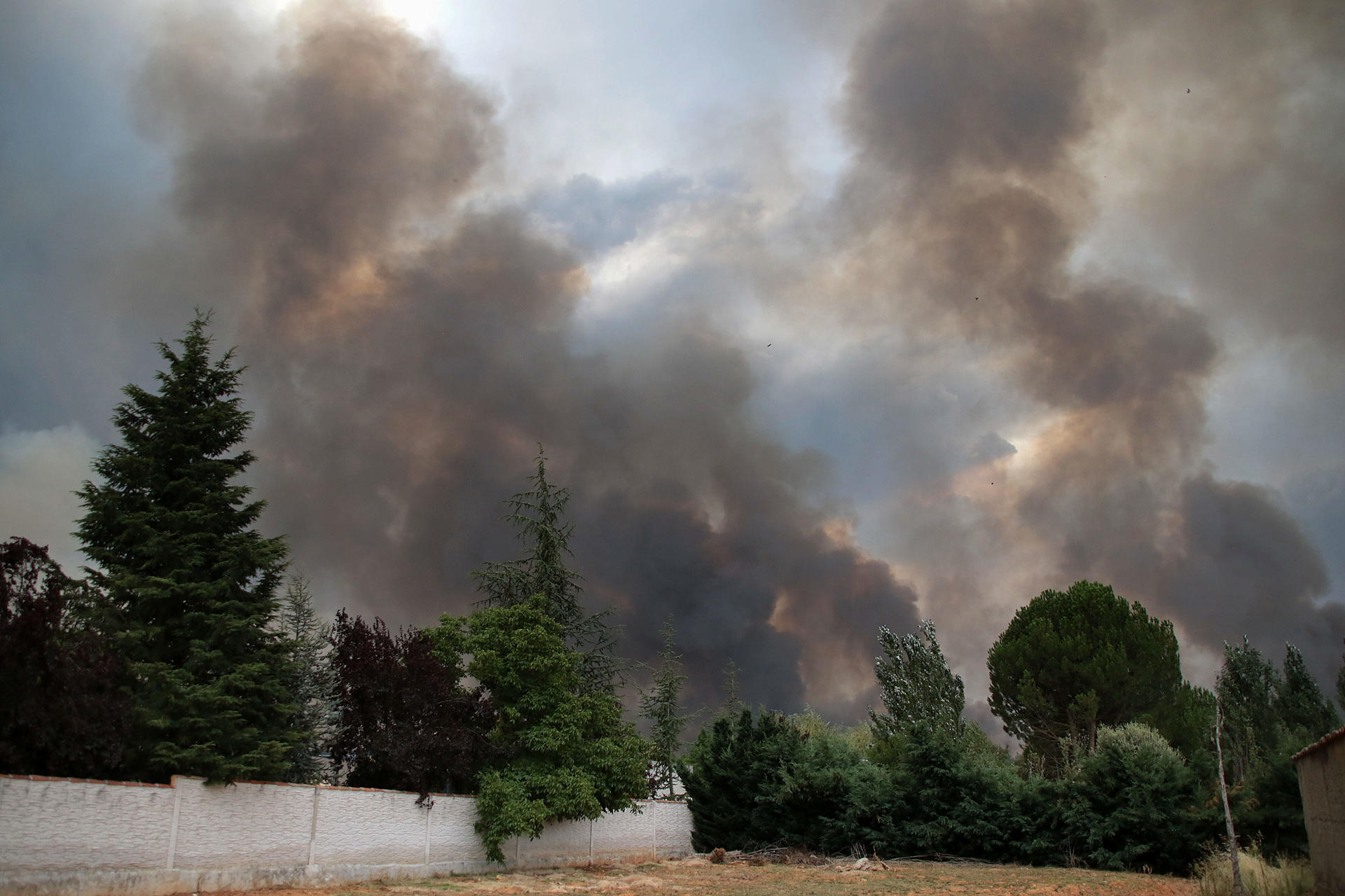 El avance de las llamas en la provincia de León del incendio iniciado en Molezuelas de la Carballeda (Zamora) ha provocado el desalojo de otras 13 localidades en la provincia de León, por lo que ya son 5.500 los vecinos evacuados de 19 poblaciones leonesas desde el día de ayer. Las llamas avanzan rápidamente favorecidas por el intenso viento, que obligó a la evacuación a primera hora de la tarde de hoy martes de unos 300 vecinos de las localidades de Herreros de Jamuz, Palacios de Jamuz, Quintanilla de Florez y Quintana y Congosto. EFE/J.Casares
