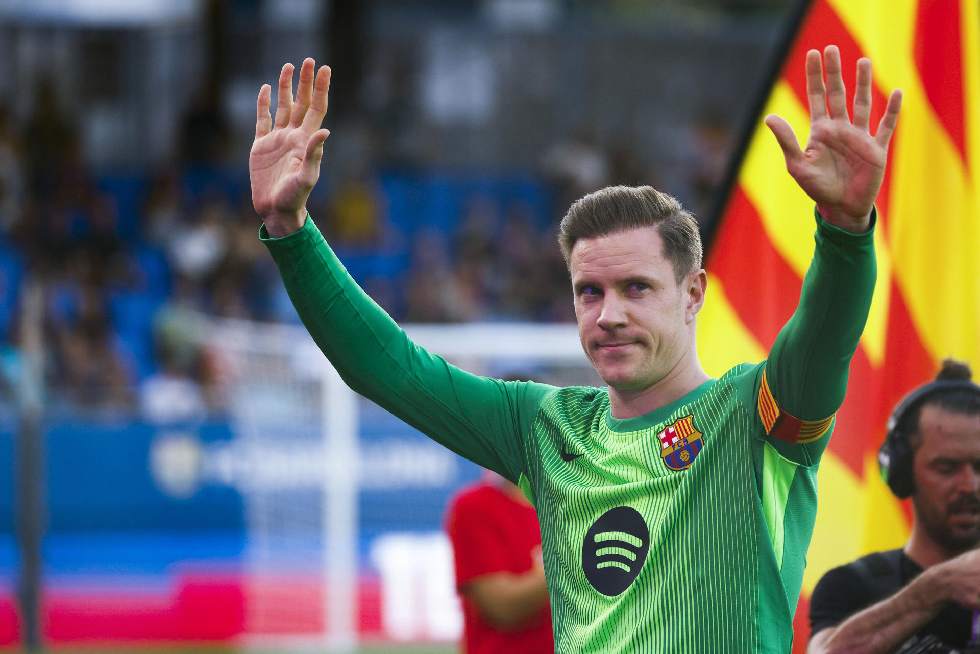 El portero alemán del Barcelona Marc Andre Ter Stegen saluda a la afición durante la presentación del equipo este domingo en el Estadio Johan Cruyff. EFE/Quique García