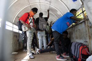 Fotografía de archivo, tomada el pasado 21 de abril, en la que captó a un grupo haitianos en el interior de un camión de migración, tras ser detenidos por su presunta indocumentación, en Santo Domingo (República Dominicana). EFE/Orlando Barría