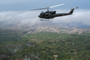 Un helicóptero del Ejército en una ronda de vigilancia en medio de su participación en la Fuerza Operacional Centinela Canario, un operativo para la prevención contra incendios en la isla de Tenerife. EFE/Alberto Valdés