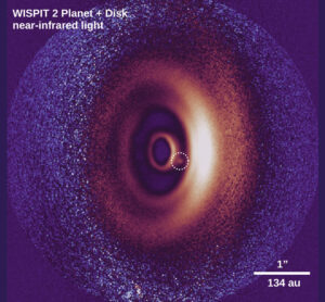 Imagen de un disco polvoriento alrededor de una estrella joven. Entre los múltiples anillos concéntricos vemos un pequeño punto de luz (indicado por un círculo blanco). Esta es una imagen de un planeta recién nacido, probablemente un gigante gaseoso similar a Júpiter en nuestro propio sistema solar pero aproximadamente 5 veces más masivo. Estas observaciones se tomaron con el Telescopio Muy Grande del ESO en luz infrarroja cercana. EFE/C. Ginski/R. van Capelleveen et al.