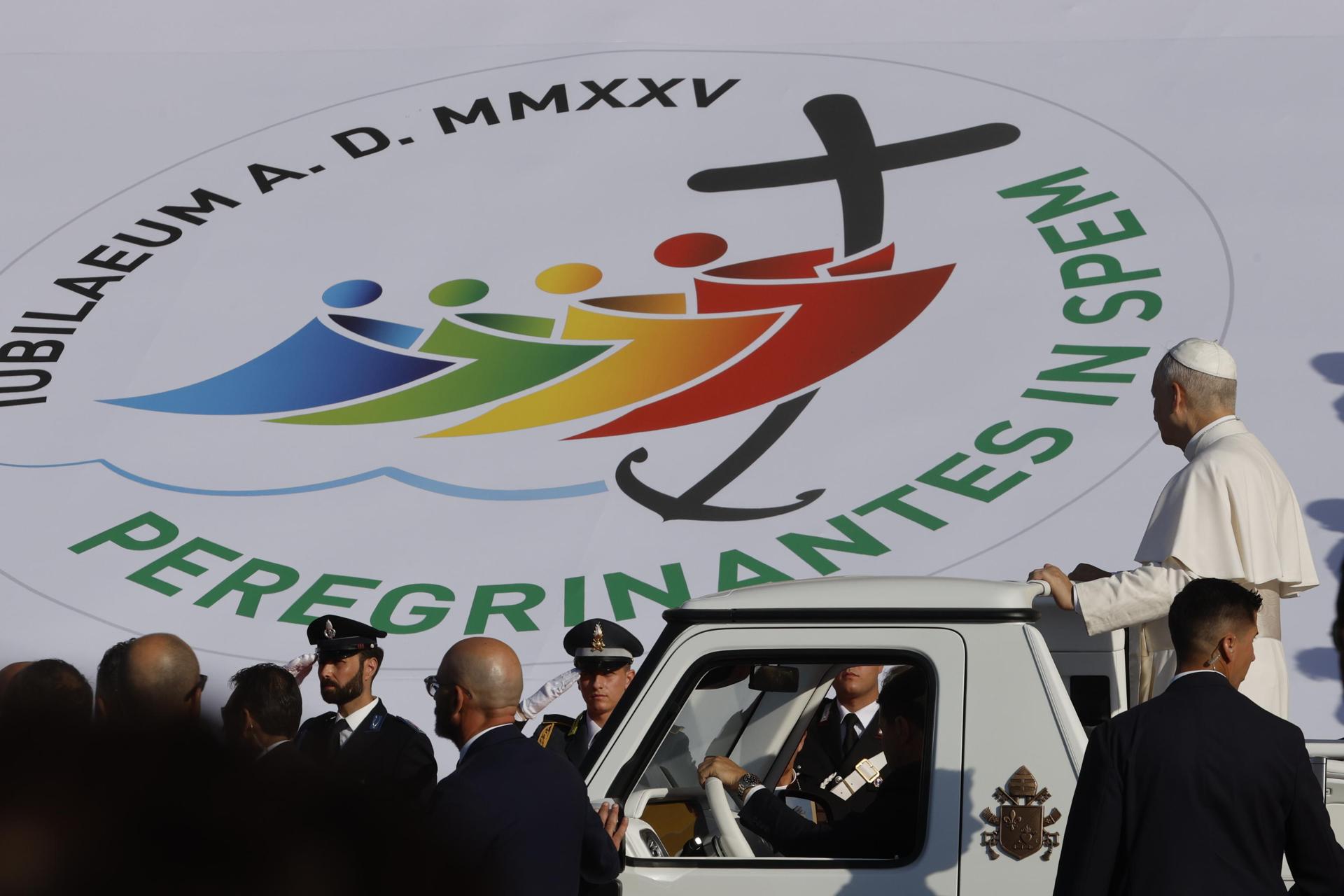 El papa León XIV en el papamóvil al llegar a presidir la Santa Misa con motivo del Jubileo de la Juventud, en Tor Vergata, Roma, Italia, 03 de agosto de 2025. (Papa, Italia, Roma) EFE/EPA/FABIO FRUSTACI