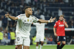 El delantero francés del Real Madrid Kylian Mbappé celebra su gol durante el partido de la primera jornada de LaLiga que Real Madrid y Atlético Osasuna disputaron en el estadio Santiago Bernabéu. EFE/Mariscal