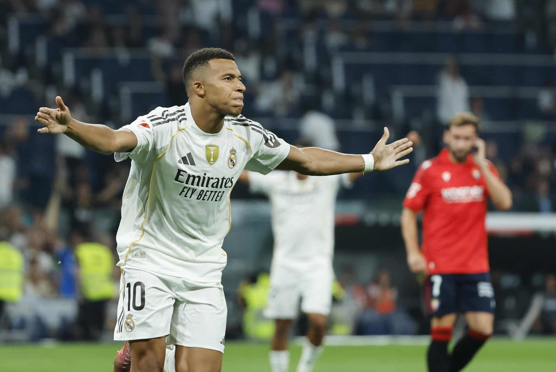 El delantero francés del Real Madrid Kylian Mbappé celebra su gol durante el partido de la primera jornada de LaLiga que Real Madrid y Atlético Osasuna disputaron en el estadio Santiago Bernabéu. EFE/Mariscal