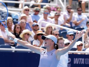 La polaca Iga Swiatek celebra su paso a la final en el Cincinnati Open. EFE/EPA/MARK LYONS