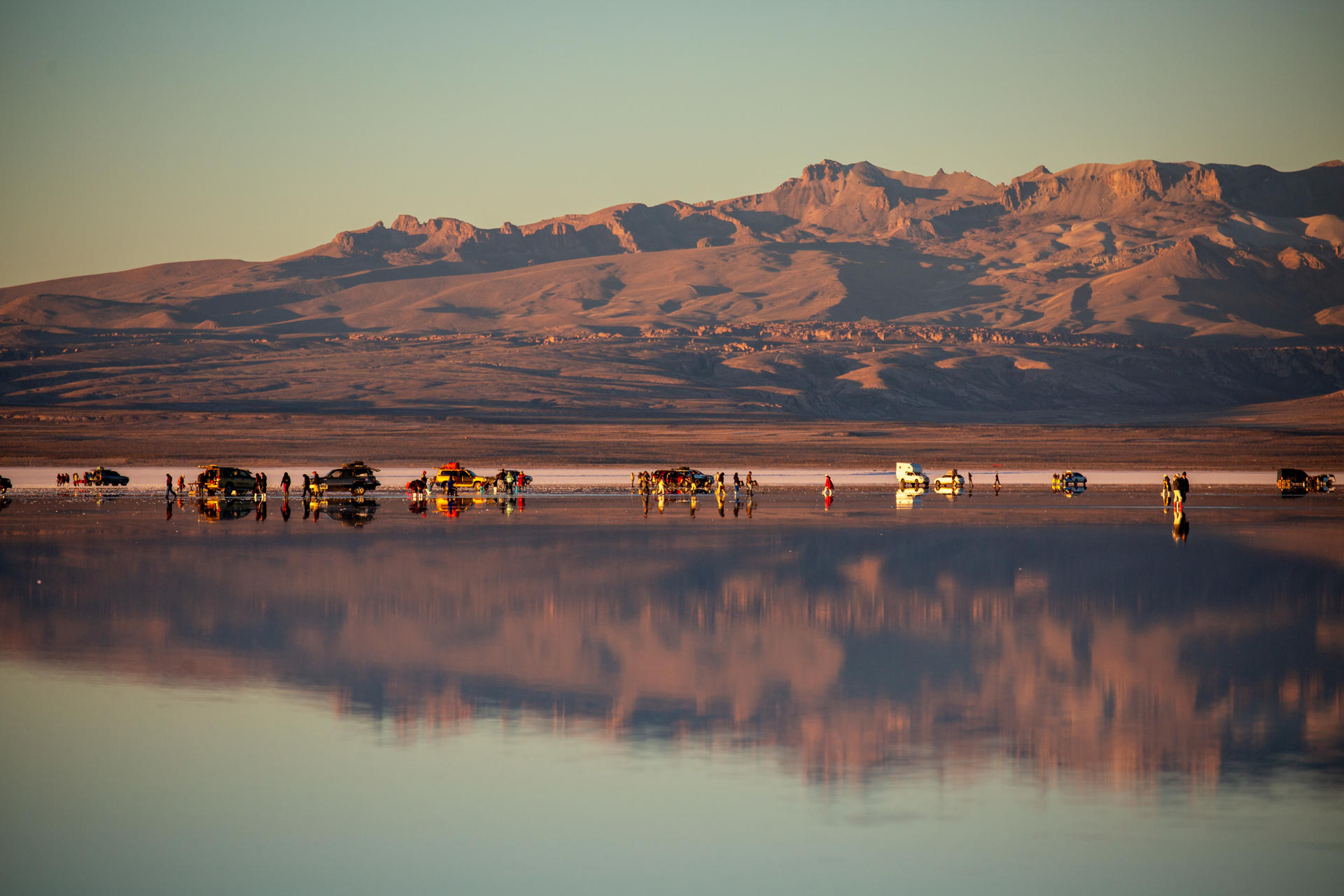 Fotografía de archivo del salar de Uyuni, el más grande del mundo con una extensión de más de 10.000 kilómetros cuadrados y que guarda grandes reservas de litio. EFE/Esteban Biba