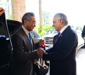 Una foto facilitada por la Oficina de Asuntos Exteriores de Pakistán muestra al Viceprimer Ministro y Ministro de Asuntos Exteriores de Pakistán, el senador Mohammad Ishaq Dar (R), saludando al Ministro de Asuntos Exteriores de la República Popular China, Wang Yi (L), en Islamabad, Pakistán, 21 de agosto de 2025. Wang Yi llegó a Islamabad para una visita oficial de tres días. EFE/EPA/Oficina de Asuntos Exteriores de Pakistán / ENTREGA ENTREGA USO EDITORIAL SÓLO/NO VENTAS