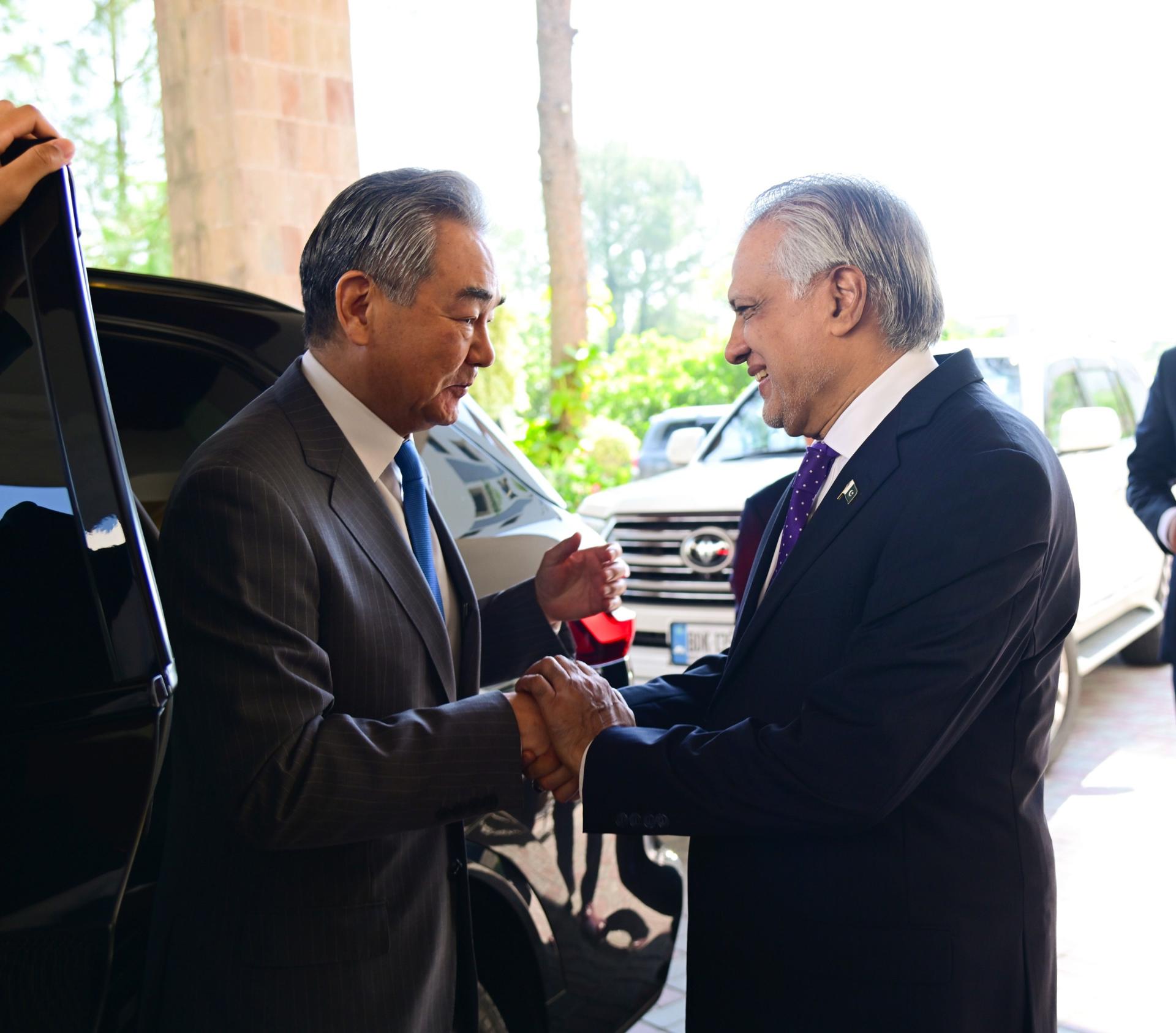 Una foto facilitada por la Oficina de Asuntos Exteriores de Pakistán muestra al Viceprimer Ministro y Ministro de Asuntos Exteriores de Pakistán, el senador Mohammad Ishaq Dar (R), saludando al Ministro de Asuntos Exteriores de la República Popular China, Wang Yi (L), en Islamabad, Pakistán, 21 de agosto de 2025. Wang Yi llegó a Islamabad para una visita oficial de tres días. EFE/EPA/Oficina de Asuntos Exteriores de Pakistán / ENTREGA ENTREGA USO EDITORIAL SÓLO/NO VENTAS