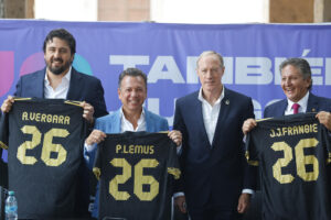 Fotografía que muestra, de izquierda a derecha, al presidente del Deportivo Guadalajara, Amaury Vergara; al gobernador de Jalisco, Pablo Lemus; al presidente ejecutivo de la Federación Mexicana de Fútbol (FMF), Ivar Sisniega, y al Alcalde de Zapopan, Juan José Frangie. EFE/ Francisco Guasco