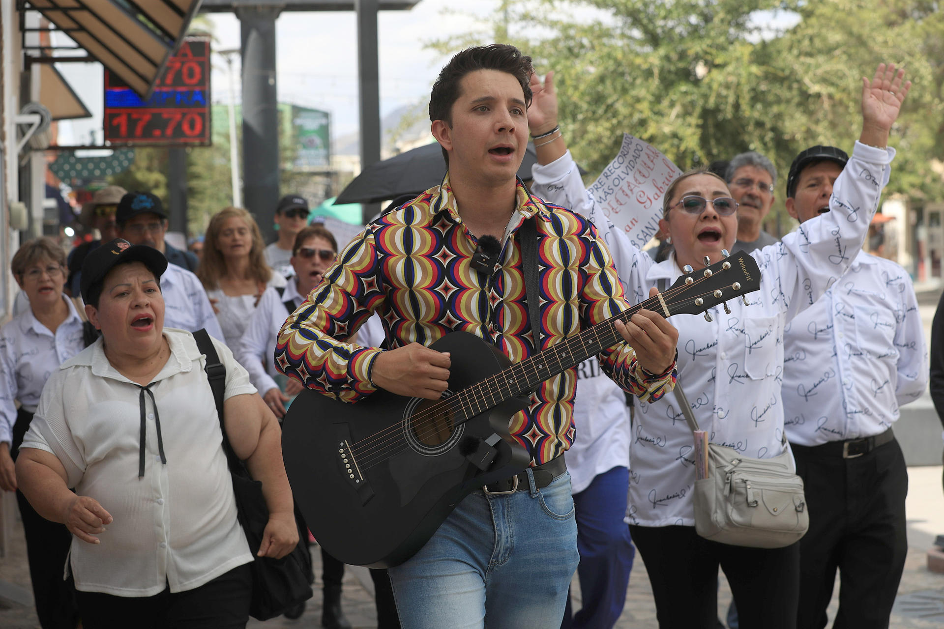 Personas cantan después de asistir a una misa en conmemoración del noveno aniversario luctuoso del cantautor mexicano Juan Gabriel este jueves en Ciudad Juárez, en el estado de Chihuahua (México). EFE/ Luis Torres