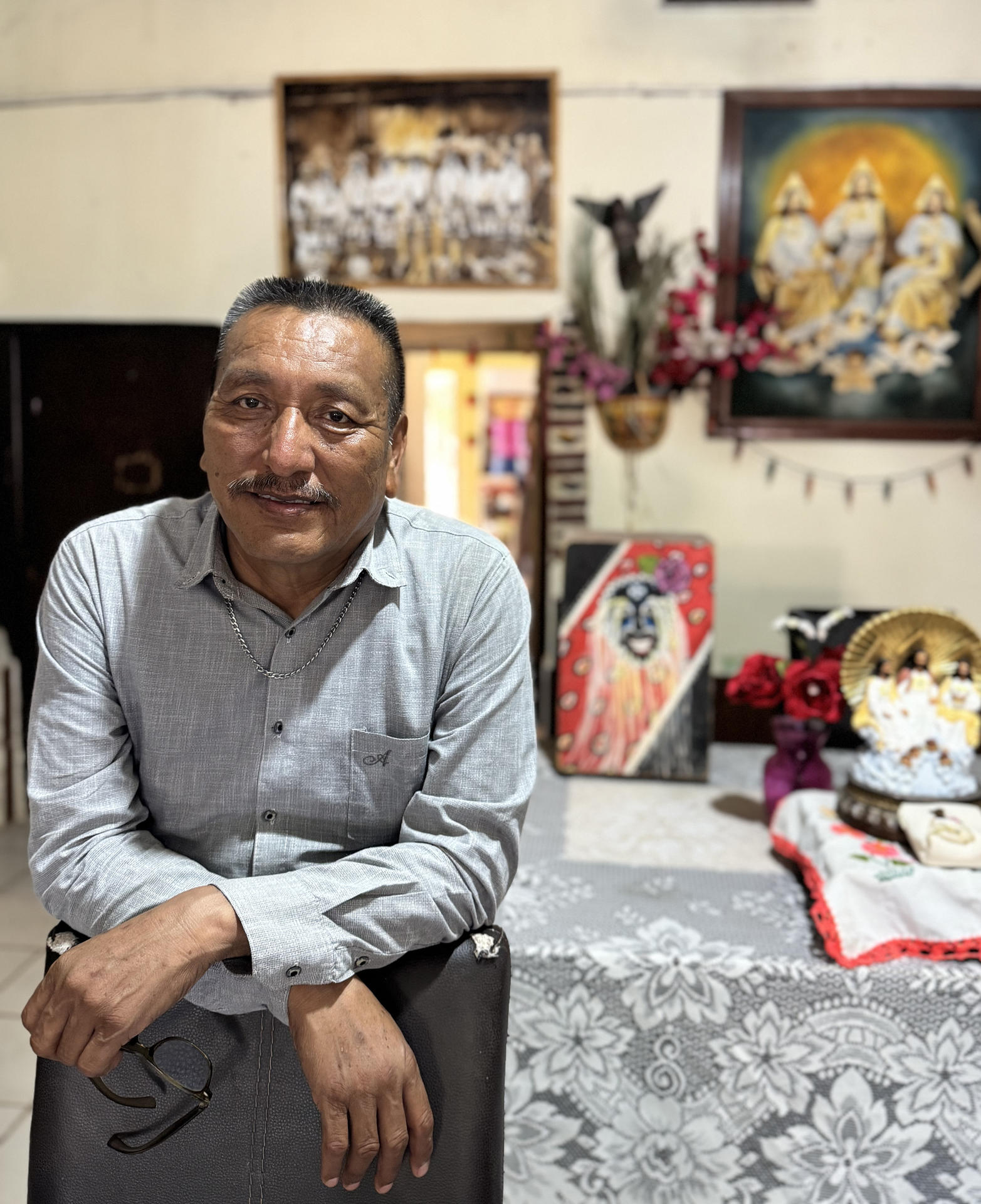 Fotografía del 2 de agosto de 2025 del ganador del Premio Nacional de Arte y Literatura en la categoría de Culturas Populares, Antolín Vázquez Valenzuela, posando durante una entrevista con EFE en la ciudad de Hermosillo (México). EFE/ Daniel Sánchez
