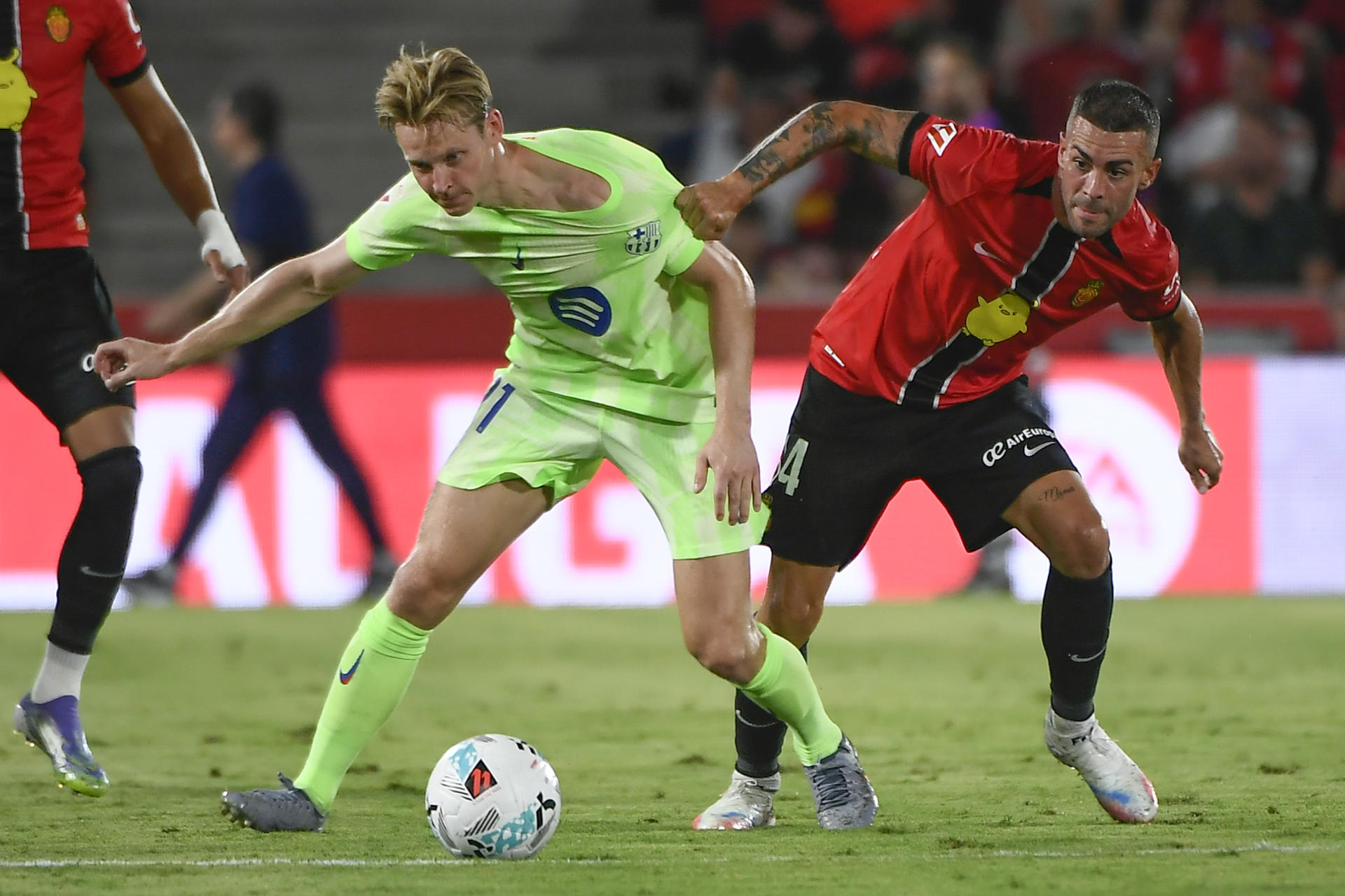 Foto de archivo de MIQUEL A. BORRÀS en la que aparece el centrocampista del Barcelona Frenkie de Jong en el estadio de Son Moix. EFE