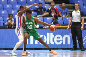 Juan Suero (i), de República Dominicana, disputa el balón con Georginho De Paula, de Brasil, en un partido de cuartos de final de la FIBA AmeriCup 2025 en Managua (Nicaragua). EFE/STR