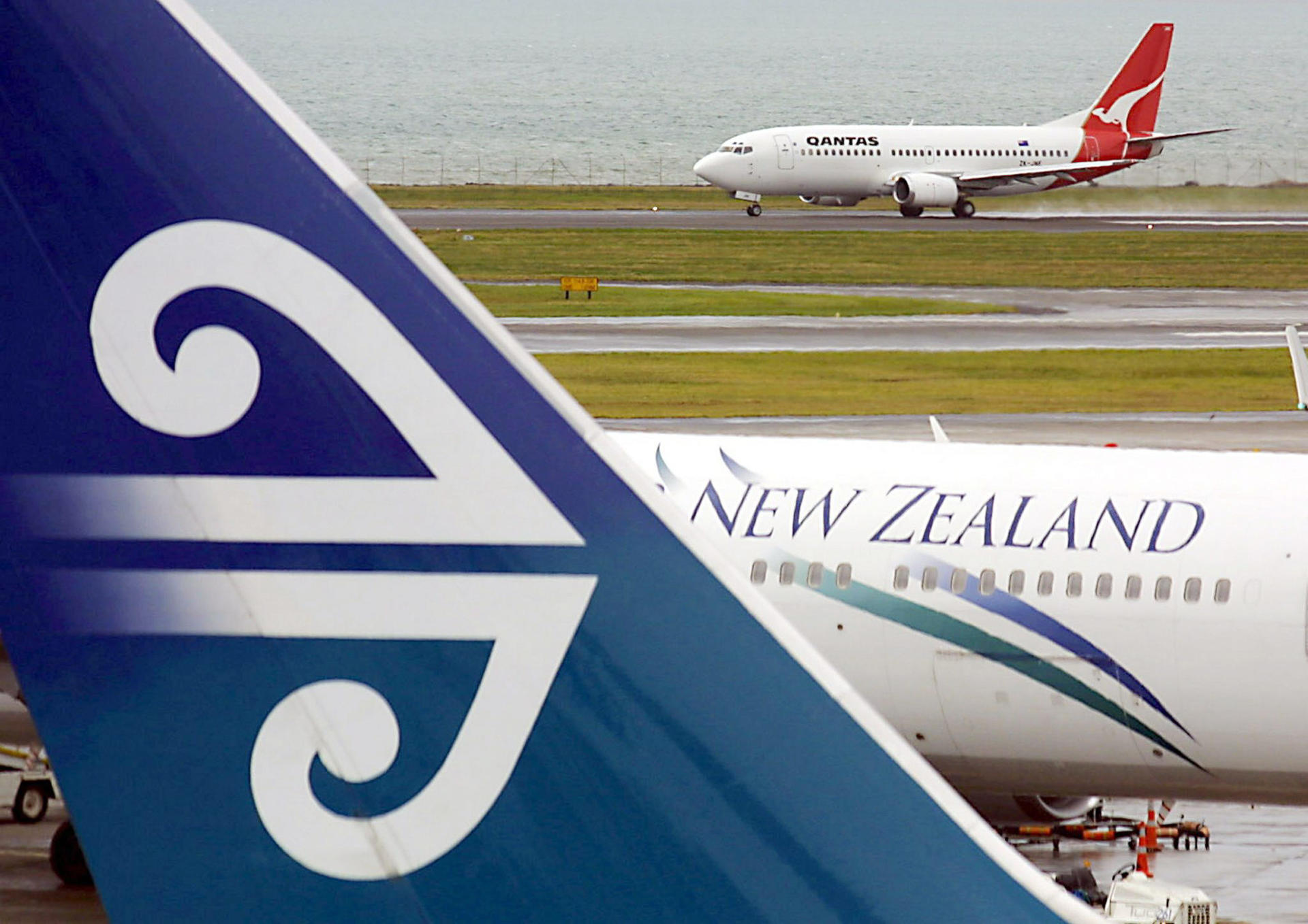 Fotografía de archivo, tomada el 9 de septiembre de 2003, que muestra un avión aterrizado en el aeropuerto de Auckland, en Nueva Zelanda.. EFE/epa FILES/DAVID WHITE/AUSTRALIA AND NEW ZEALAND OUT/[AUSTRALIA AND NEW ZEALAND OUT/]