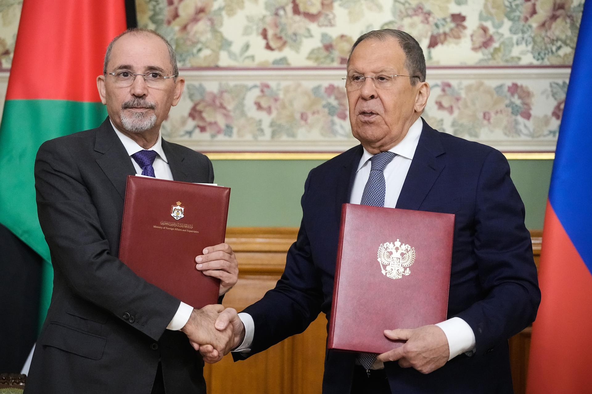 El ministro de Asuntos Exteriores de Rusia, Sergei Lavrov (D) y el ministro de Asuntos Exteriores de Jordania, Ayman Safadi (I) en Moscú, el 20 de agosto de 2025. EFE/EPA/PAVEL BEDNYAKOV / POOL
