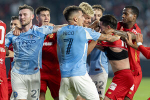 Jugadores de Toluca y de New York City discuten en un partido de la fase de grupos de la Leagues Cup en el Yankee Stadium en Nueva York (Estados Unidos). EFE/Ángel Colmenares
